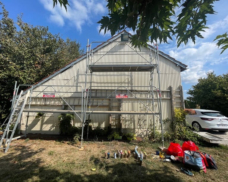 une grange en taule avec un échafaudage