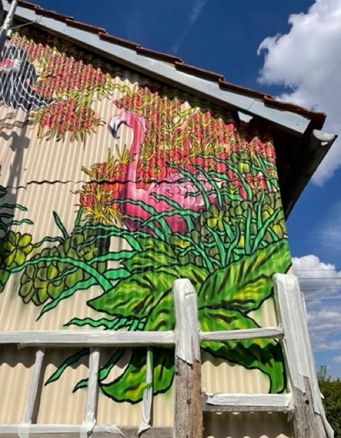 une grande avec une fresque de flamands roses