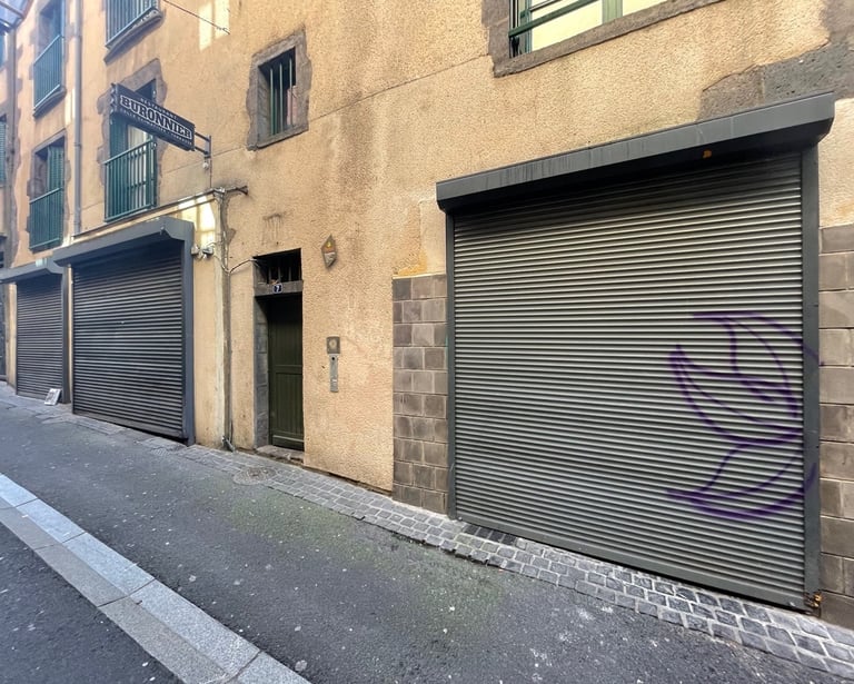 une rue avec trois rideaux de fer