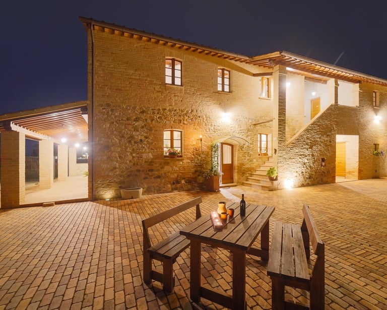 Romantica veduta serale del casale e giardino