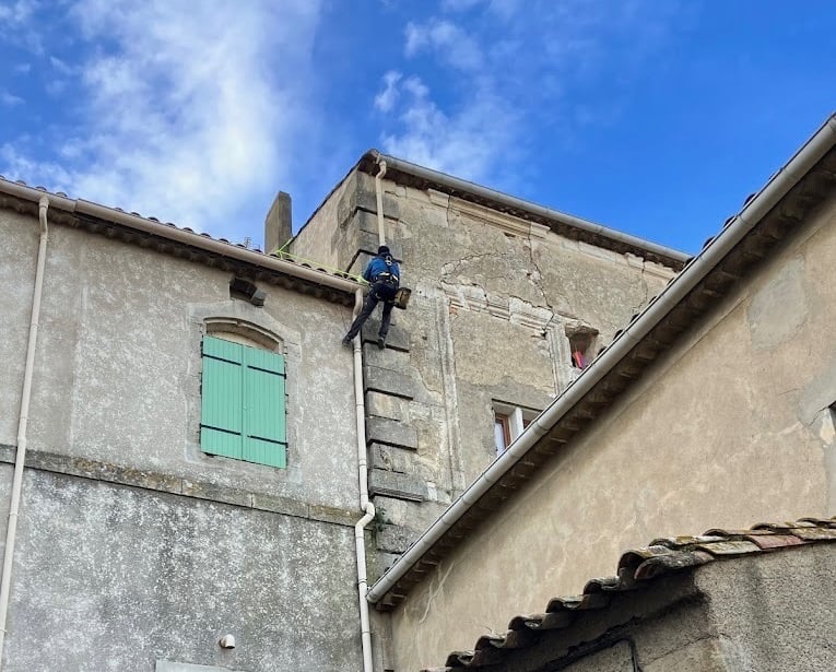 remplacement d'une gouttière par un cordiste a Agde