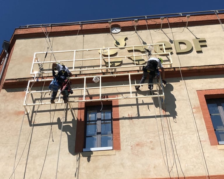 installation de décors lumineux en hauteur a Narbonne