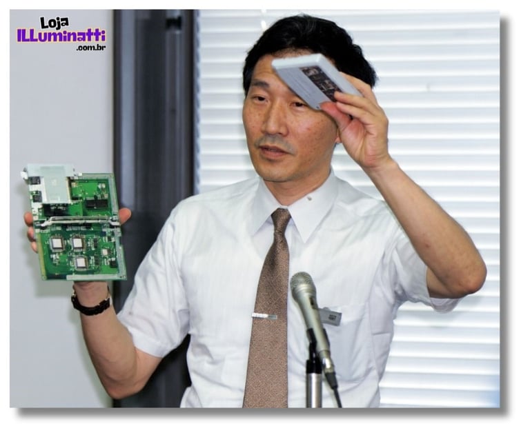 Masayuki Uemura designer do Famicom e Super Famicom segurando o console (protótipo) do SFC 1988
