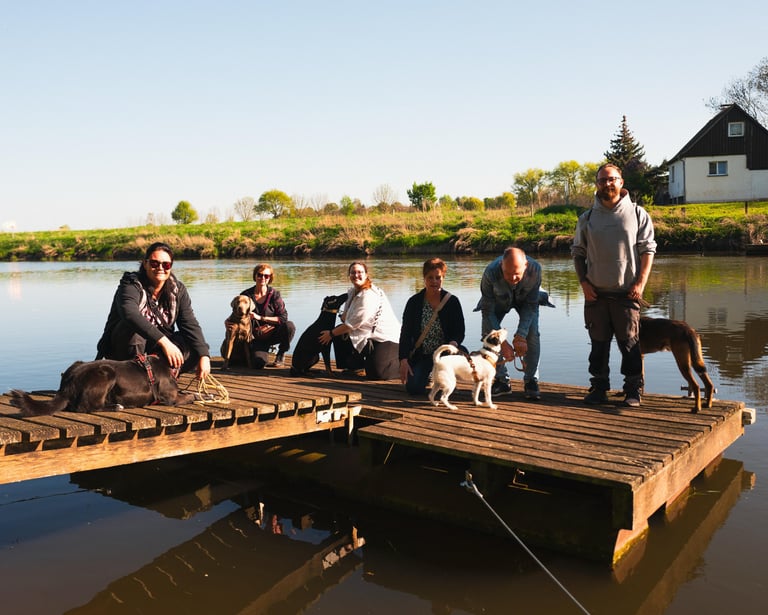 Gruppenfoto vom Social walk mit Hundetrainer Basti Matern aus Merseburg