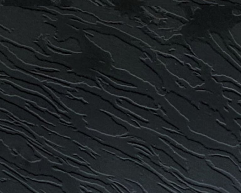 plancha, superficie o cubierta de cuarzo negro con vetas negro matte, texturizado estilo cuero