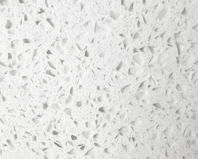 plancha, superficie o cubierta de cuarzo blanco con cristales transparentes