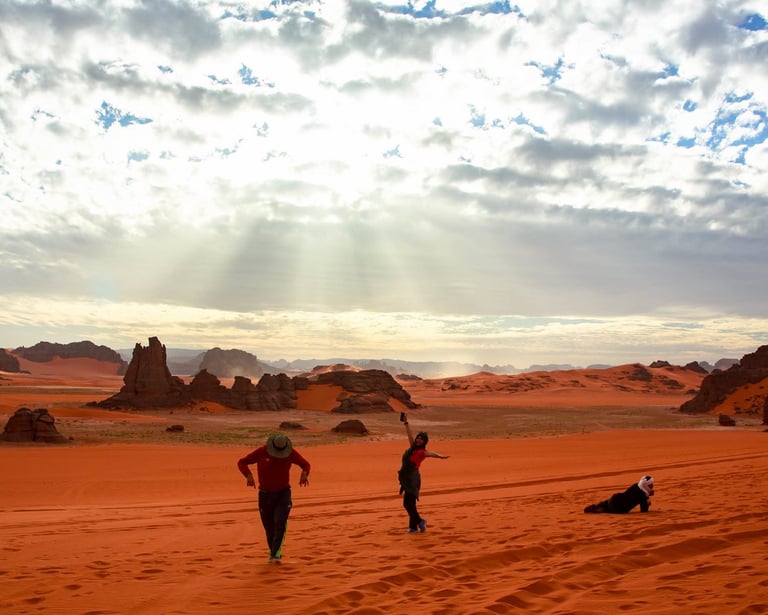 Paysages spectaculaires de Tadrart Rouge près de Djanet, au cœur du Sahara algérien.