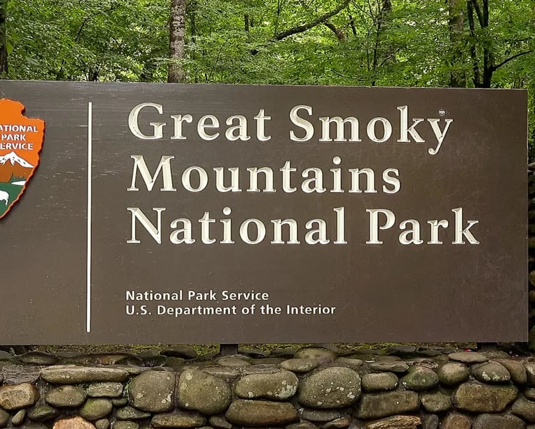 a sign that says great smoky smokey mountains national park