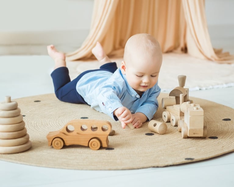 baby speelt met houten speelgoed