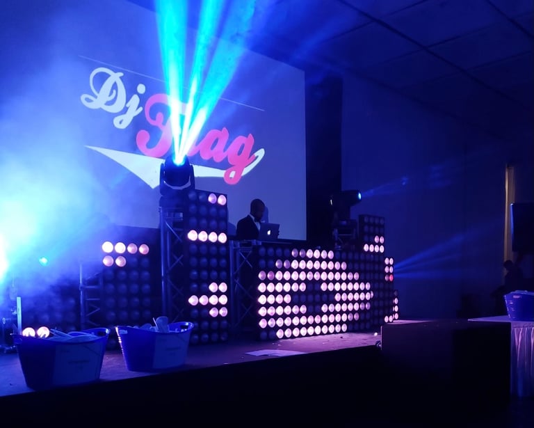 Soirée corporatives avec un Dj sur la scène