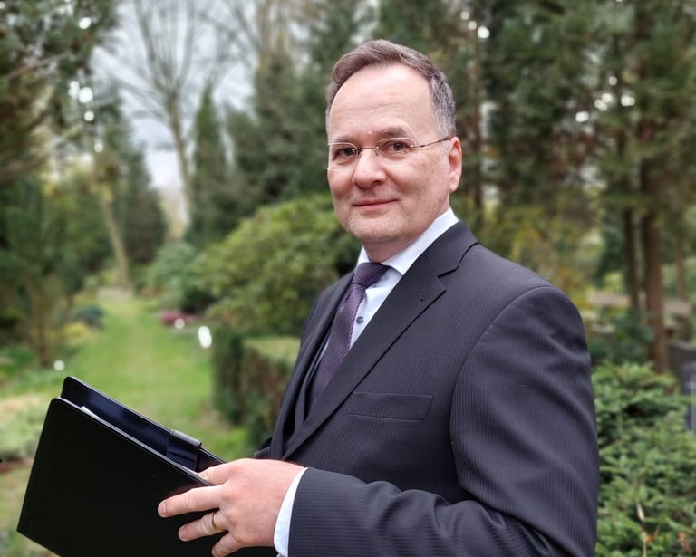 Professioneller Trauerredner auf einem Friedhof in Berlin