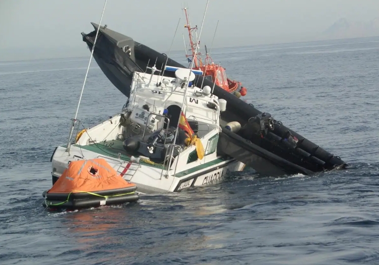 Narcolancha enviste a la Guardia Civil