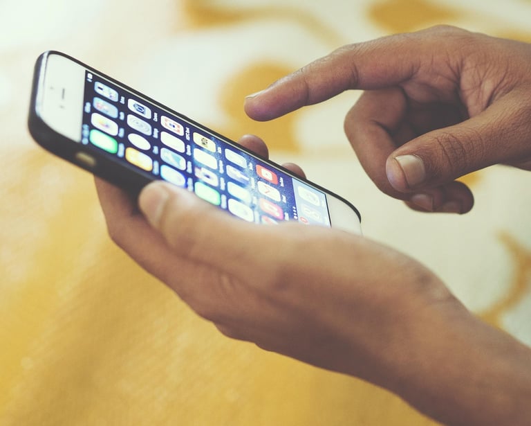 Persona utilizando un delular para contactarse por el envío