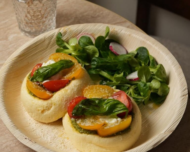 Fluffy pancake salato Panfuwa con pomodori basilico e insalata