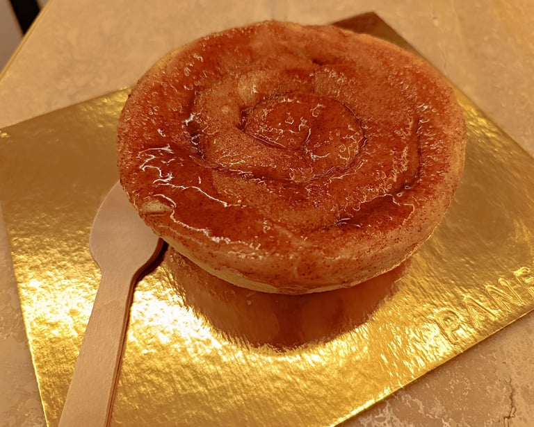 Fluffy pancake dolce Panfuwa servito su base dorata