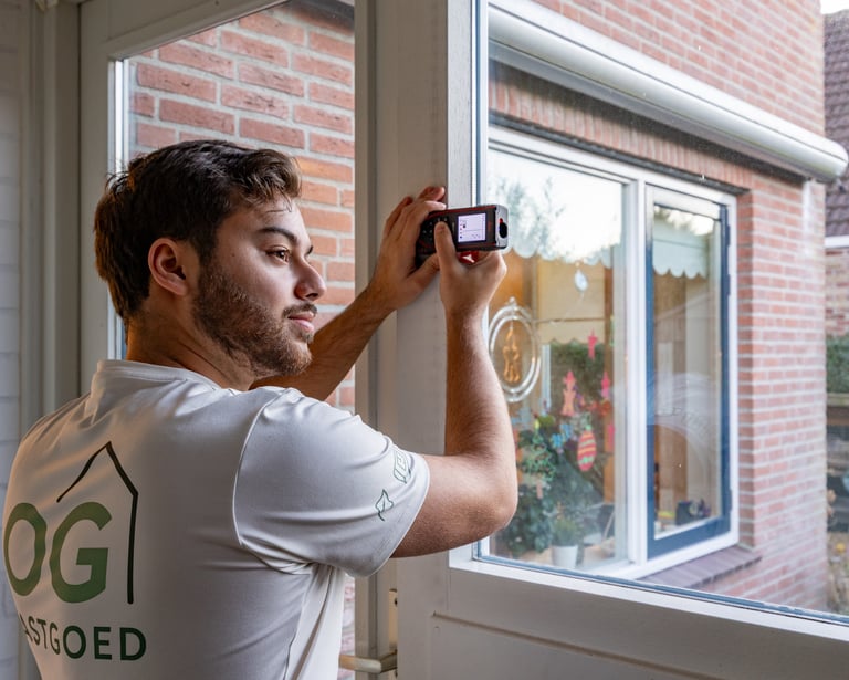 Inspecteur van OG Vastgoed meet een woning op voor energielabel en plattegrond