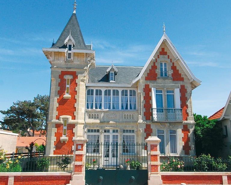Villas classées à Soulac-sur-Mer, contacter les experts de toiture EJL Couverture