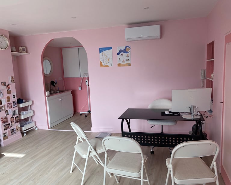 Cabinet rose pour l'une de nos sage-femmes.