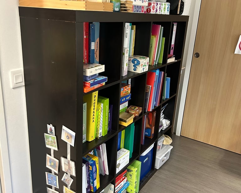 Livre et jeux présents dans un des cabinets d'orthophonie.