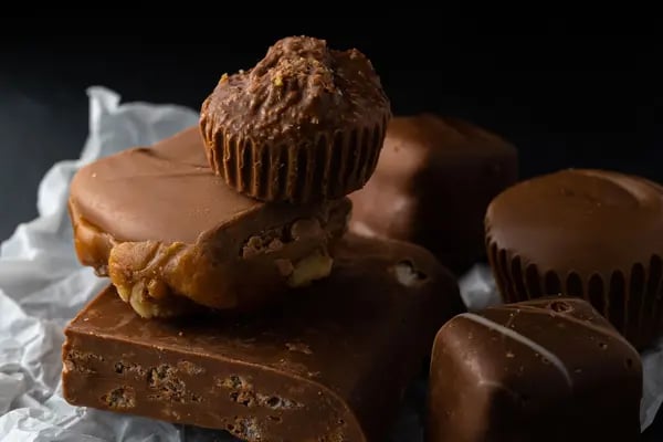 4-INGREDIENT KETO CHOCOLATE FAT BOMBS