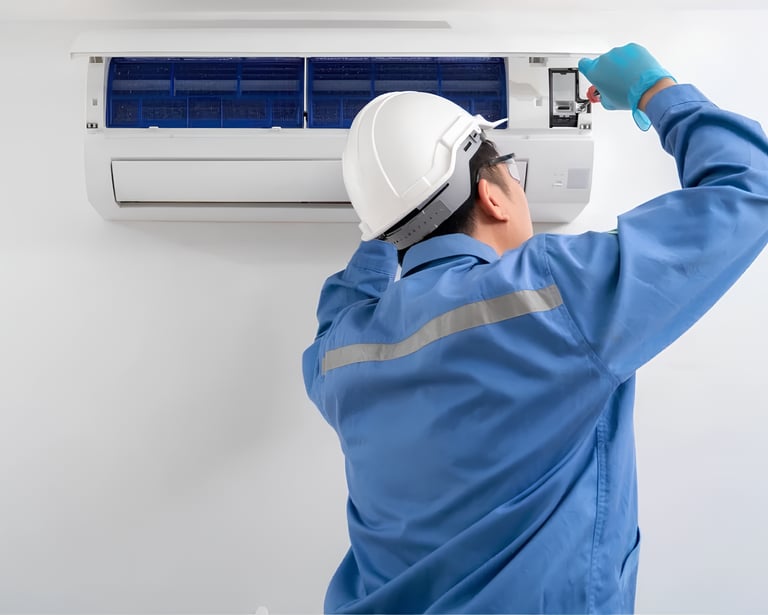 homem instalando ar condicionado