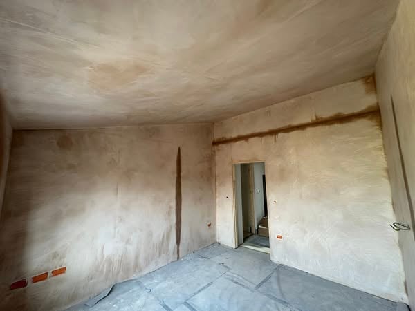 Plaster drying out nicely and almost ready to start decorating.