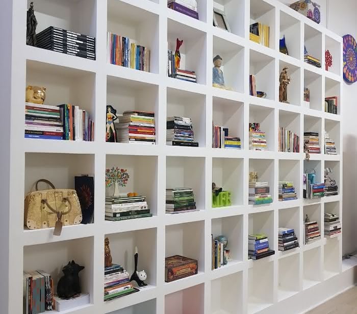 Prateleira com livros