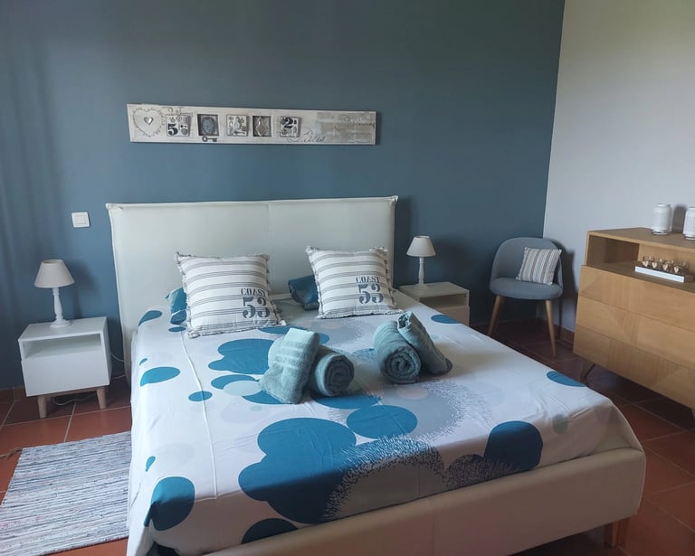 Vue de la chambre décorée dans les tons bleus