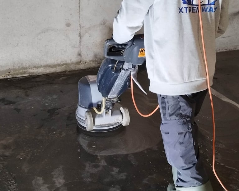 Opérateur XTREM Wash utilisant une monobrosse pour un nettoyage technique de parking dans l’Oise