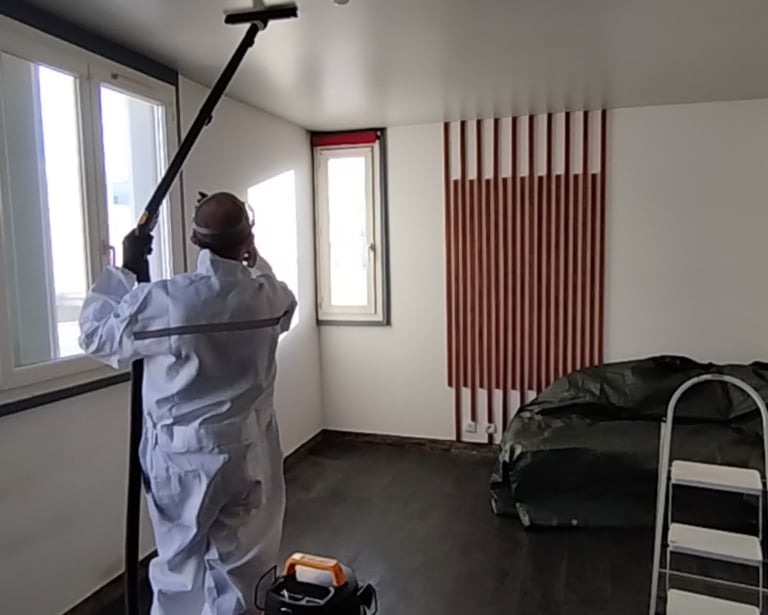 Opérateur XTREM Wash aspirant la poussière de plafond lors d’un nettoyage technique à Compiègne