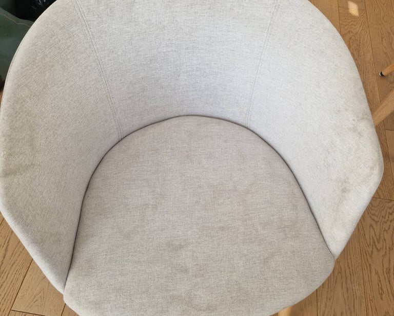 Poplamiony tapicerowany fotel przed praniem