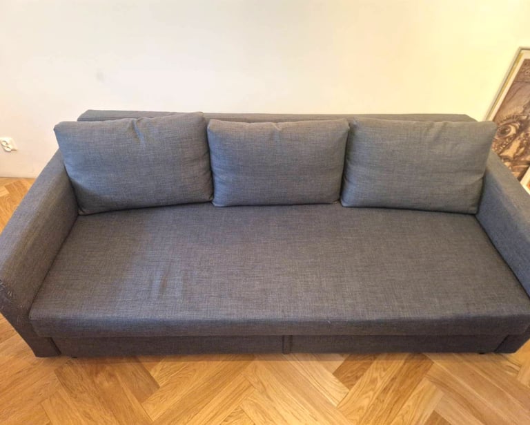 zasikana przez kotka kanapa po usunięciu plamy odkurzaczem piorącym