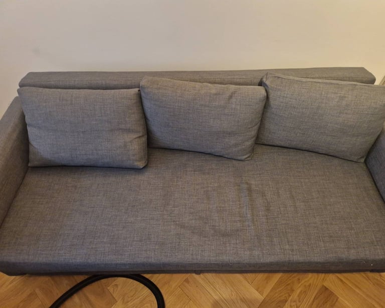 zasikana przez kotka kanap przed praniem