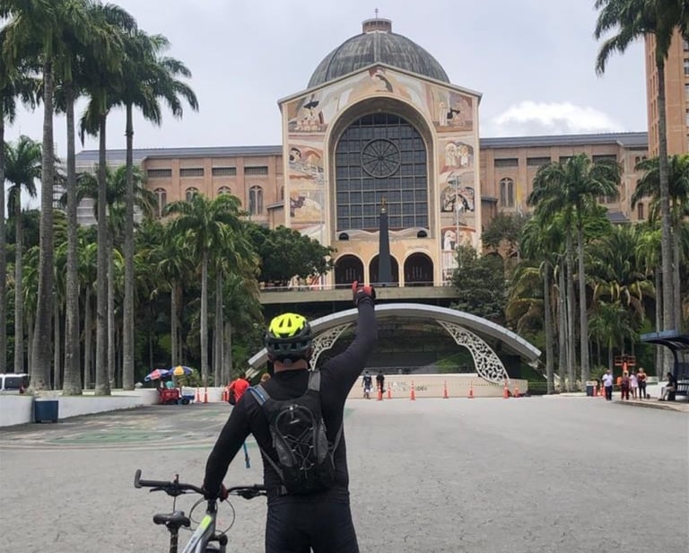 Ciclista de costas para o Santuário Nacional de Aparecida