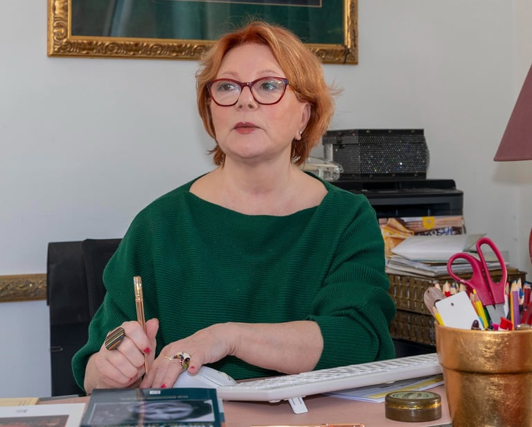 Buste Dominique Uhlen avec un stylo