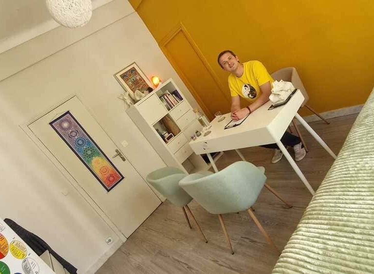 James Machu kinésiologue dans son cabinet à Nice