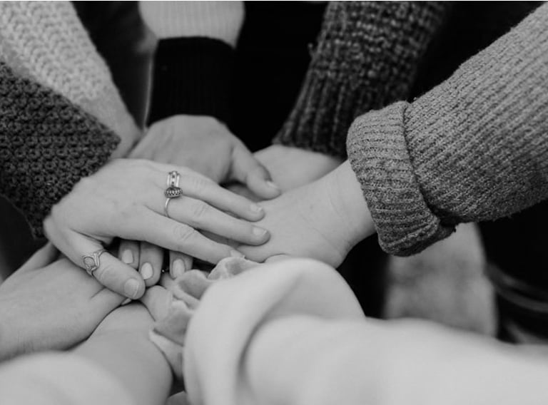 Padel Vibes, Our pledge to you. Hands in hands.