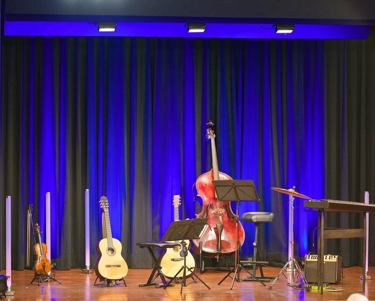 Bühne, Salteris, Musik, Instrumente, Violine, Hackbrett, Gitarre und Kontrabass