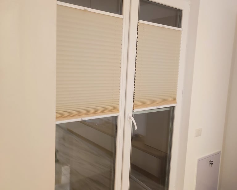 Jaluzelele SEV HOME oferă control complet al luminii și intimității. Disponibile în diverse material