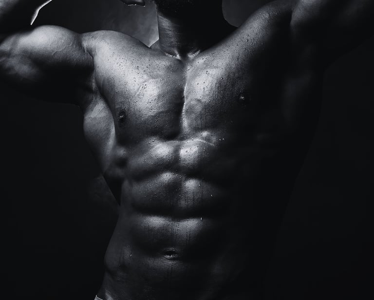 Corps musclé et dessiné d’un homme, illustrant une transformation physique intense grâce au coaching personnalisé de Romain P