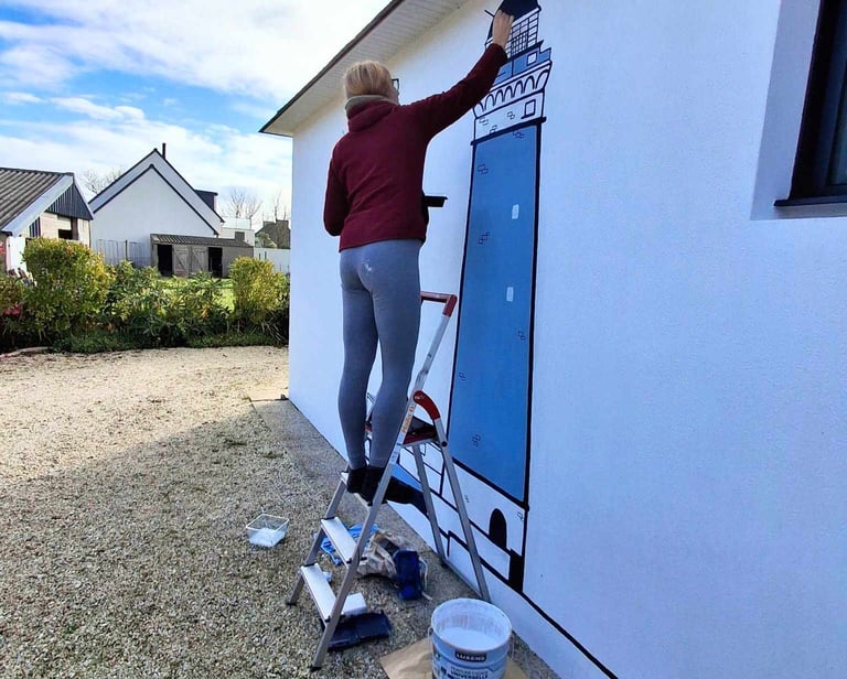 photo de l'artiste en train de peindre une fresque