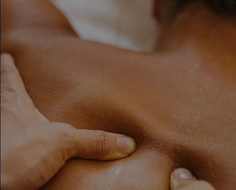 Massage sur le haut du dos