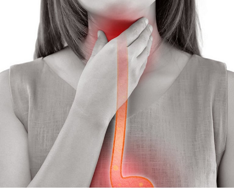 Woman with throat pain and a red arrow pointing to the illness.