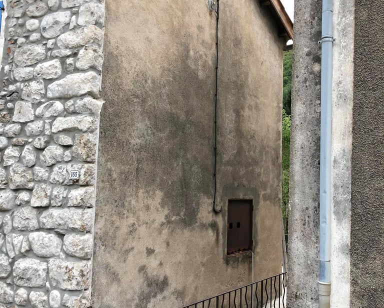 façade salit par le temps avant rénovation