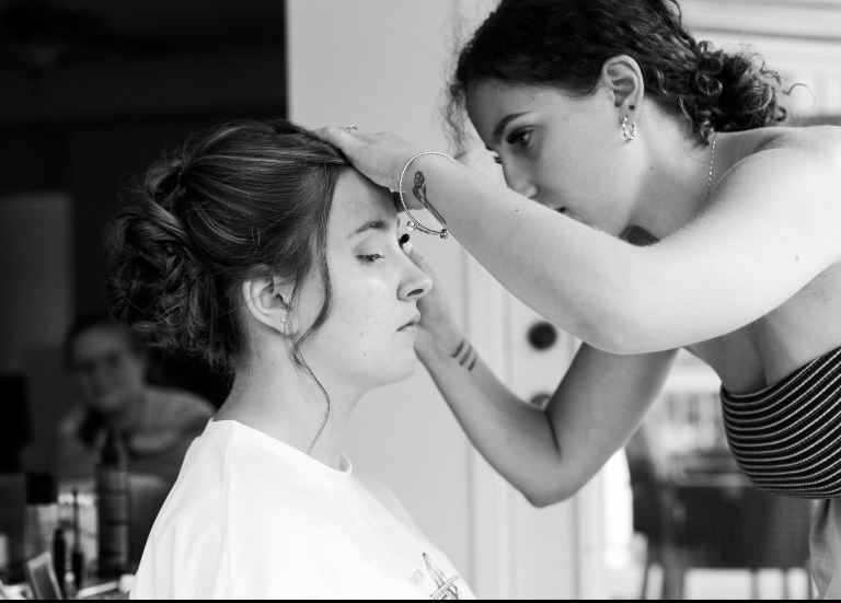 maquilleuse professionnelle qui maquille une cliente