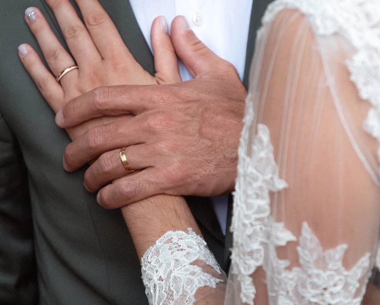 Les deux des mariées se tenant contre la poitrine de l'homme