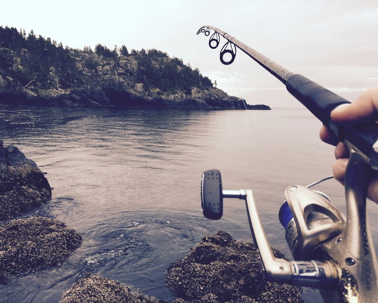 molinete shimano com vara shimano em açao na agua com pedras o melhor molinete para pesca em rio  