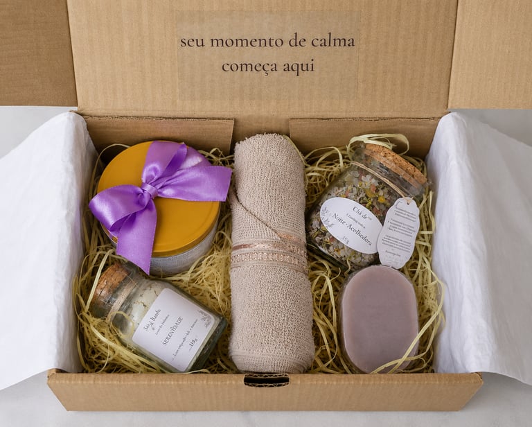Caixa kraft com kit artesanal contendo vela, sabonete, sais de banho,escalda-pés e toalha.