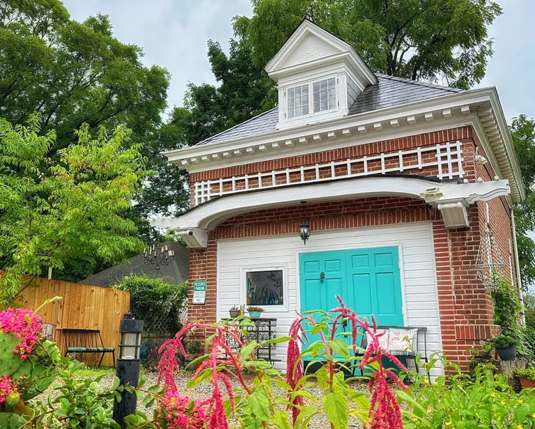 Carriage house front facade at 2123 rivermont apartments