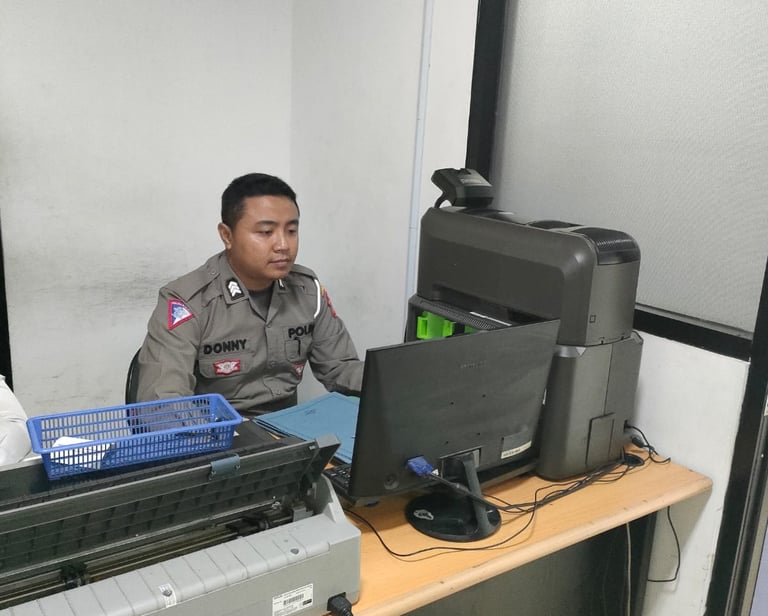 petugas pencetakan sim